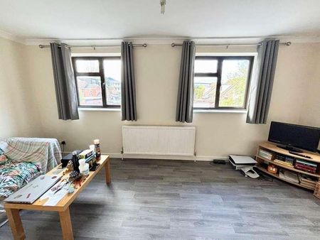 Surrey, Staines-upon-thames, TW18 - Photo 2