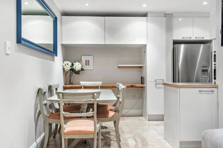 Beautiful Hampton-Inspired Apartment - Photo 3