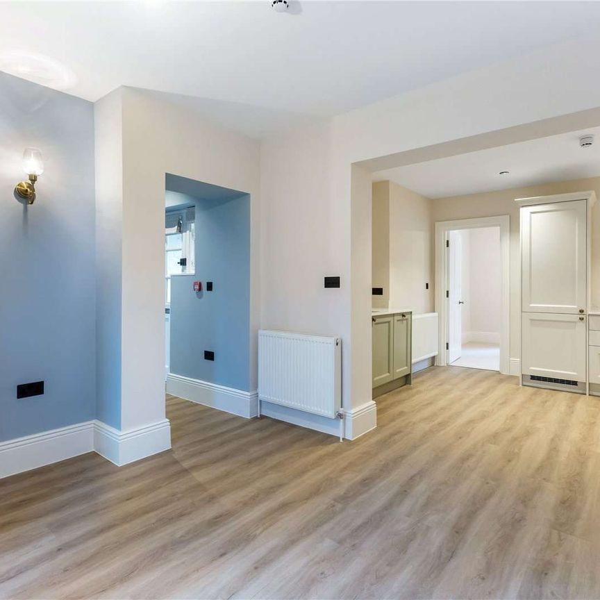 A stunning, newly renovated, apartment - Photo 1