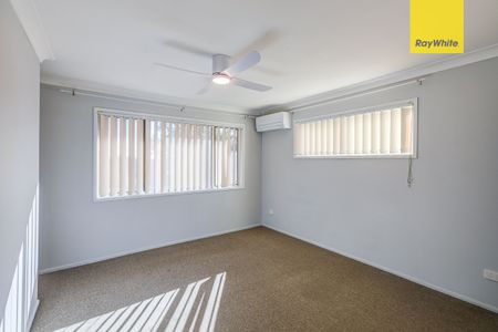 Spacious 2-Bedroom Townhouse in Prime Location - Photo 3