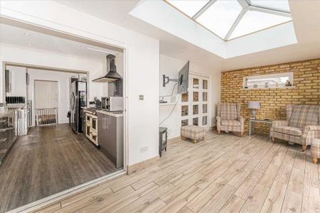 4 bedroom detached house to rent - Photo 4