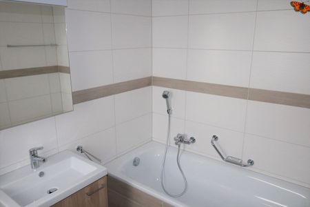 3 ½ PIÈCES - Au rez-de-chaussée - Foto 2