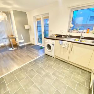 4 bedroom flat to rent - Photo 2