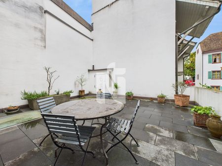 Lichtdurchflutete, möblierte 3.5-Zimmer-Wohnung mit grossem Balkon in zentraler Lage beim Spalentor - Photo 2