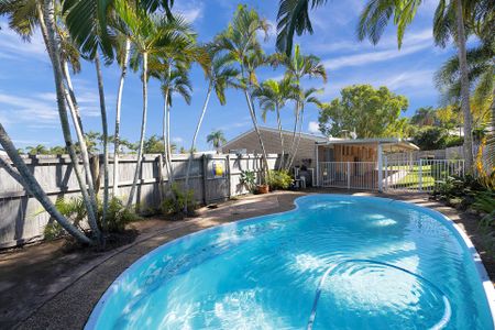 HOME WITH POOL, SHED & OUTDOOR AREA, 2 MINUTES WALK TO BEACH - Photo 4