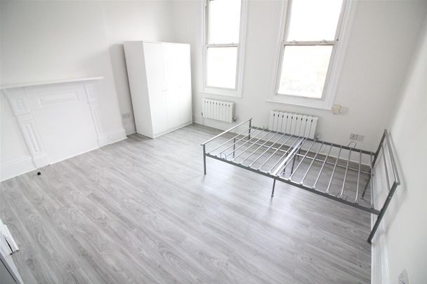 Madeley Road, London - Photo 1