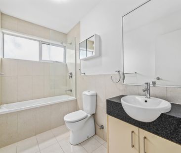 IN THE HEART OF CHELTENHAM! - Photo 1