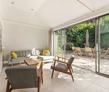 A Grade II Listed three bedroom terraced house with off street park... - Photo 2