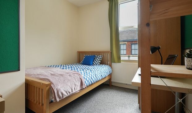 Spacious 5 bedroom property - Photo 1