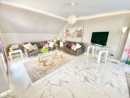 Spectacular Penthouse-Duplex for rent for LONG TERM in Maestranza, Nueva Andalucia. - Photo 4