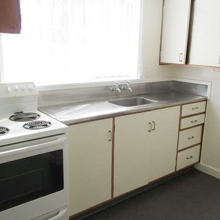 COSY LOWER LEVEL BEDSIT - Photo 3