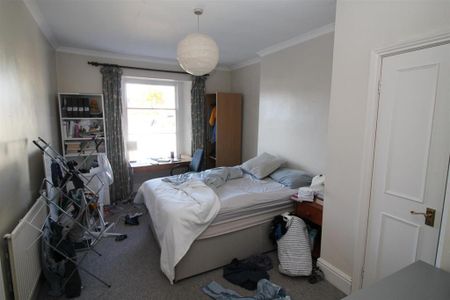 4 bedroom flat to rent - Photo 3