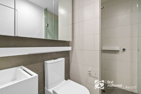 Waterfront 1 Bedroom Apartment in Docklands! - Photo 4