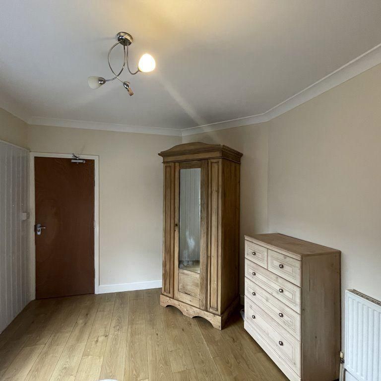 1 bedroom in a house share to rent - Photo 1