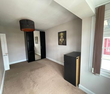 3 bed Semi-detached in West street , Carshalton, SM5 2NR - Photo 2