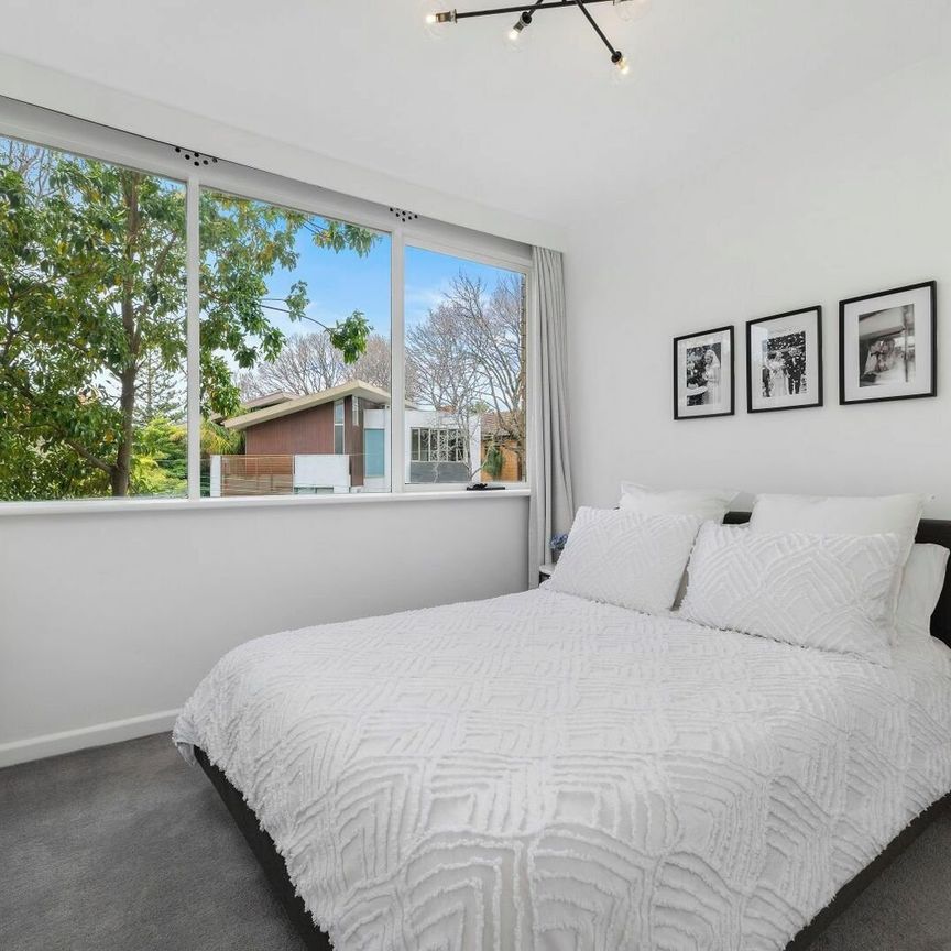 Modern Comfort, Leafy Outlook & Unbeatable St Kilda Location - Photo 1