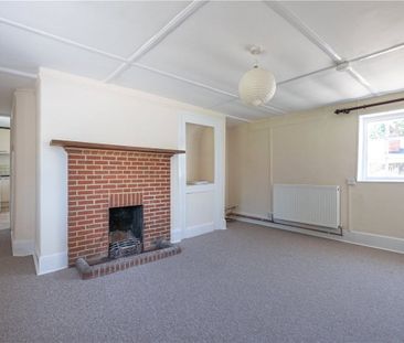 A charming three bedroom end of terrace thatched cottage with garde... - Photo 1