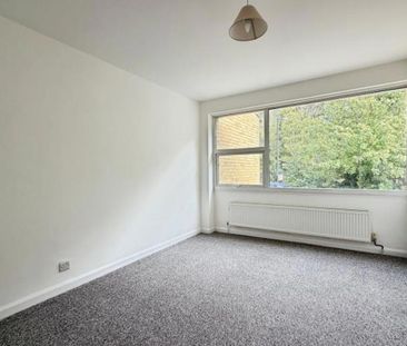 A beautifully refurbished four-bedroom house, finished to a high st... - Photo 4