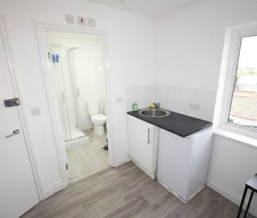 Collier Row Lane, Romford, RM5 - Photo 3