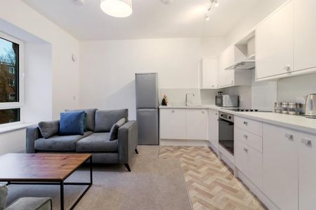 3 bedroom flat to rent - Photo 4