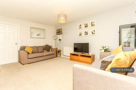 3 bedroom semi-detached house to rent - Photo 2