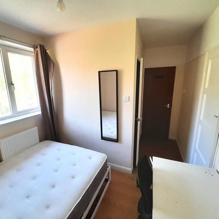 5 bedroom semi-detached house to rent - Photo 1