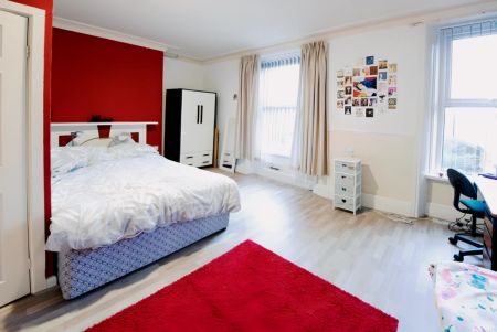 5 Bed 3 Bath - Photo 3