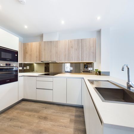 4 bed town house to rent in Aspen Road, High Wycombe, HP10 9FA - Photo 3