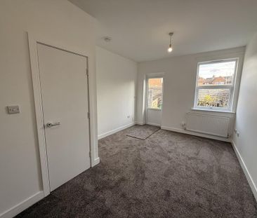 2 bedroom mews to rent - Photo 1