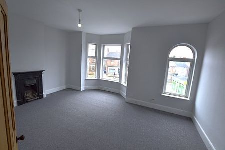 Large 4 bedroom semi detached house - Photo 3