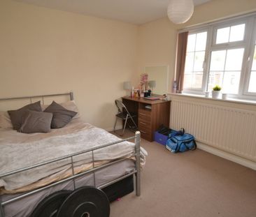 References Pending - 4 bed Mid Terraced House - Photo 4