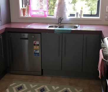 Charming 3-bedroom nestled down a private righ... - Photo 1