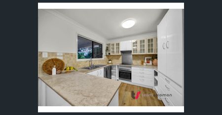 TOP FLOOR ONLY - 3 BEDROOM TOTALLY REFRESHED! - Photo 3