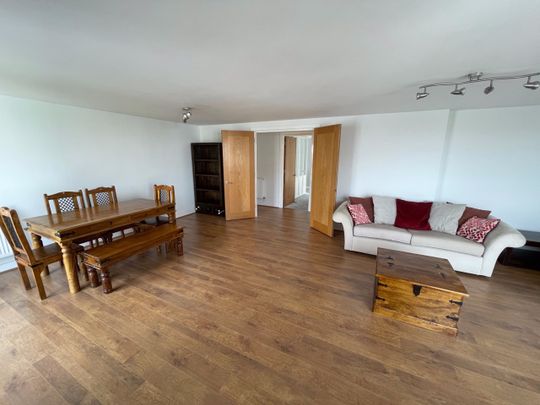 2 Bed Flat, Barrier Point Road, E16 - Photo 1