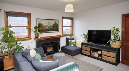 FULLY FURNISHED CHARACTER BUNGALOW JUST MINUTES TO THE BEACH! - Photo 4