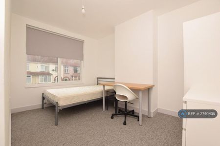 4 bedroom semi-detached house to rent - Photo 4