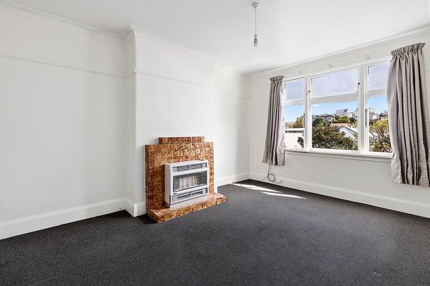Character 2-Bedroom Art Deco Flat in Newtown - Photo 1