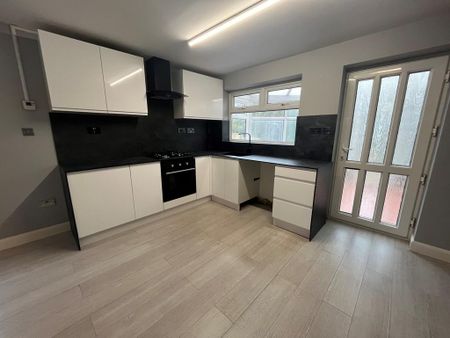 2 bedroom semi-detached house to rent - Photo 5