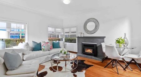 Charming Standalone 2 Bedroom Home - Photo 2