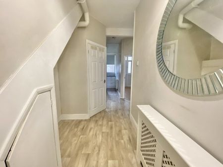 Hildaville Drive Westcliff on Sea, Property for rent - Photo 5