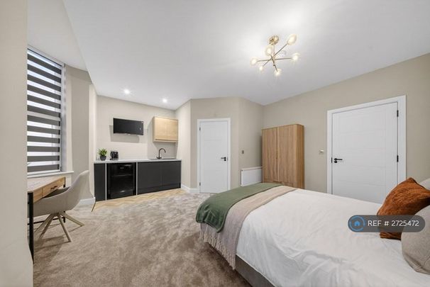 1 bedroom in a house share to rent - Photo 1