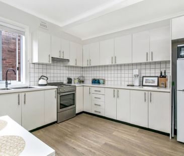 Ultra Chic Apartment - Photo 3