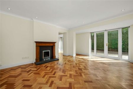 A spacious five bedroom detached family home in Virginia Water - Photo 3
