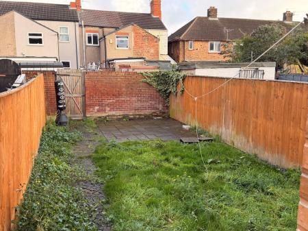 3 bedroom Terraced House To Let - Photo 2