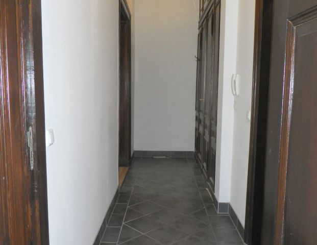 Wunderschön Altbauwohnung mit viel Stuck, Parkett, Bad mit Wanne & Dusche, Gäste-WC und 2 Balkonen - Photo 1