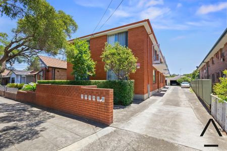 Updated And Spacious Two Bedroom Apartment, Conveniently Located Only Minutes To Dulwich Hill Station - Photo 2