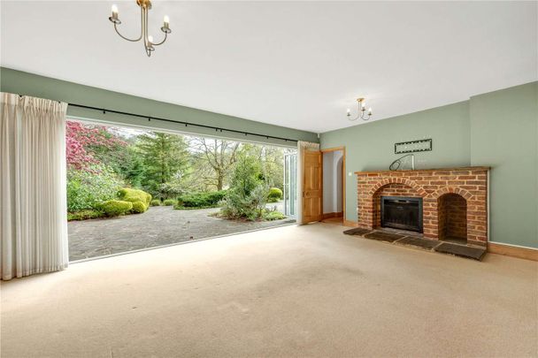 An impressive detached house in one of Farnham's most desirable areas - Photo 1