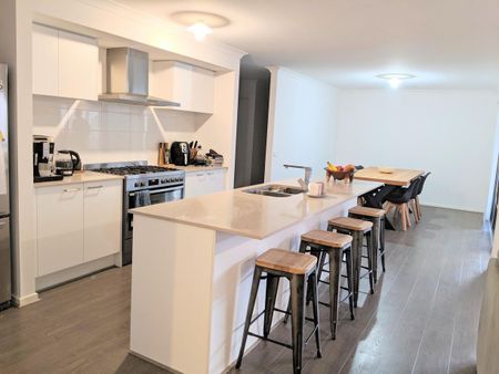 STYLISH MODERN LIVING - Photo 2