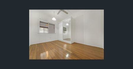 CHARMING AND CHARACTERISTIC PROPERTY WITH VIEWS OVERLOOKING THE HARBOUR - Photo 5