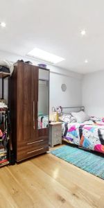 3 bedroom flat in London - Photo 3